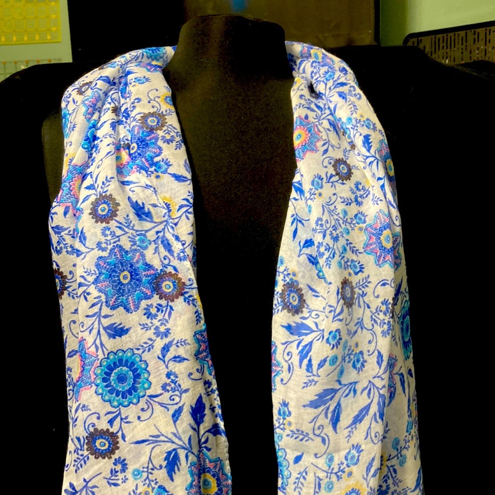 Light and dressy scarf